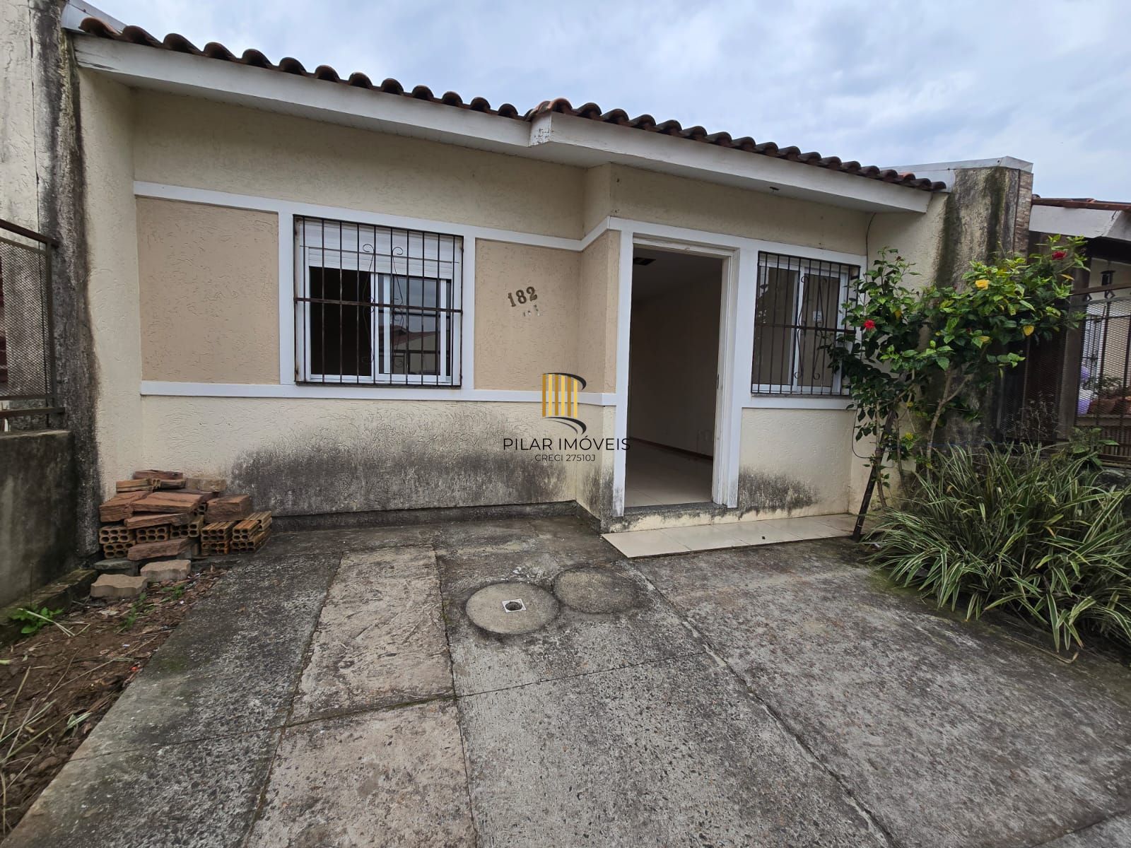Casa com dois dormitórios no bairro Hípica - 1 vaga - financiável