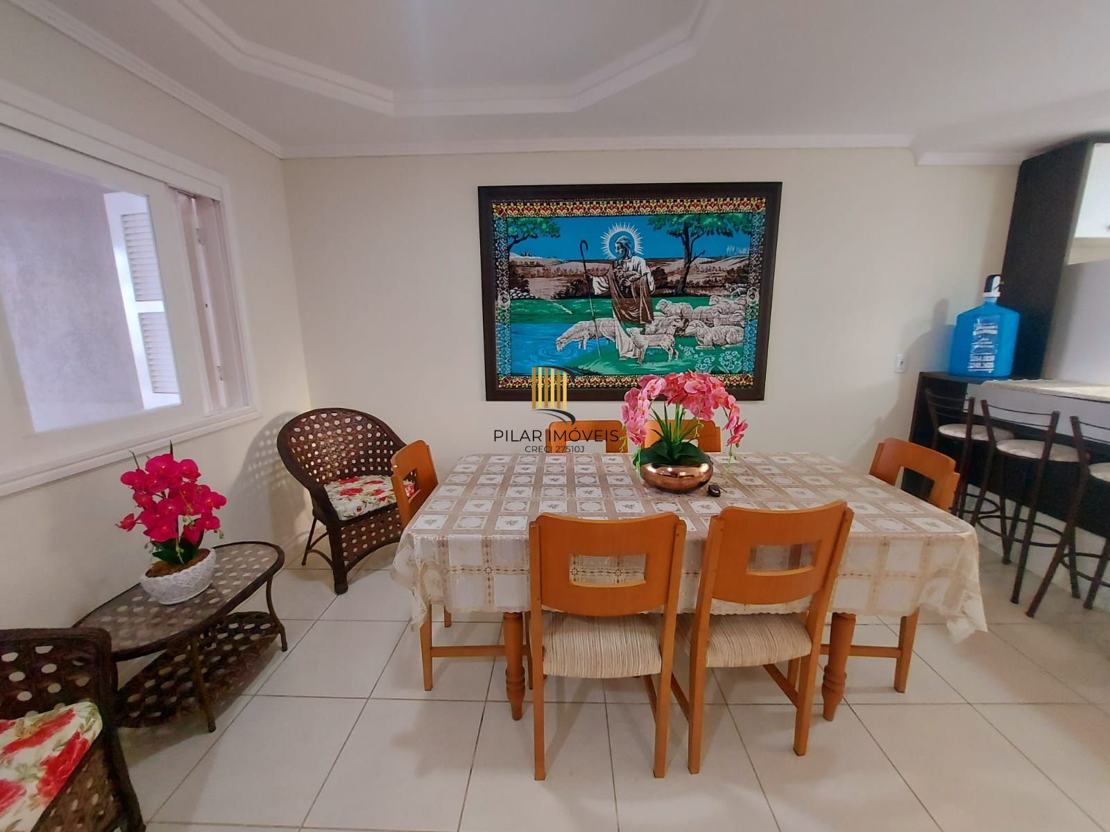 Ótimo sobrado semi mobiliado, 4 dormitórios sendo uma suíte, com piscina, em frente ao mar em Nova Tramandaí