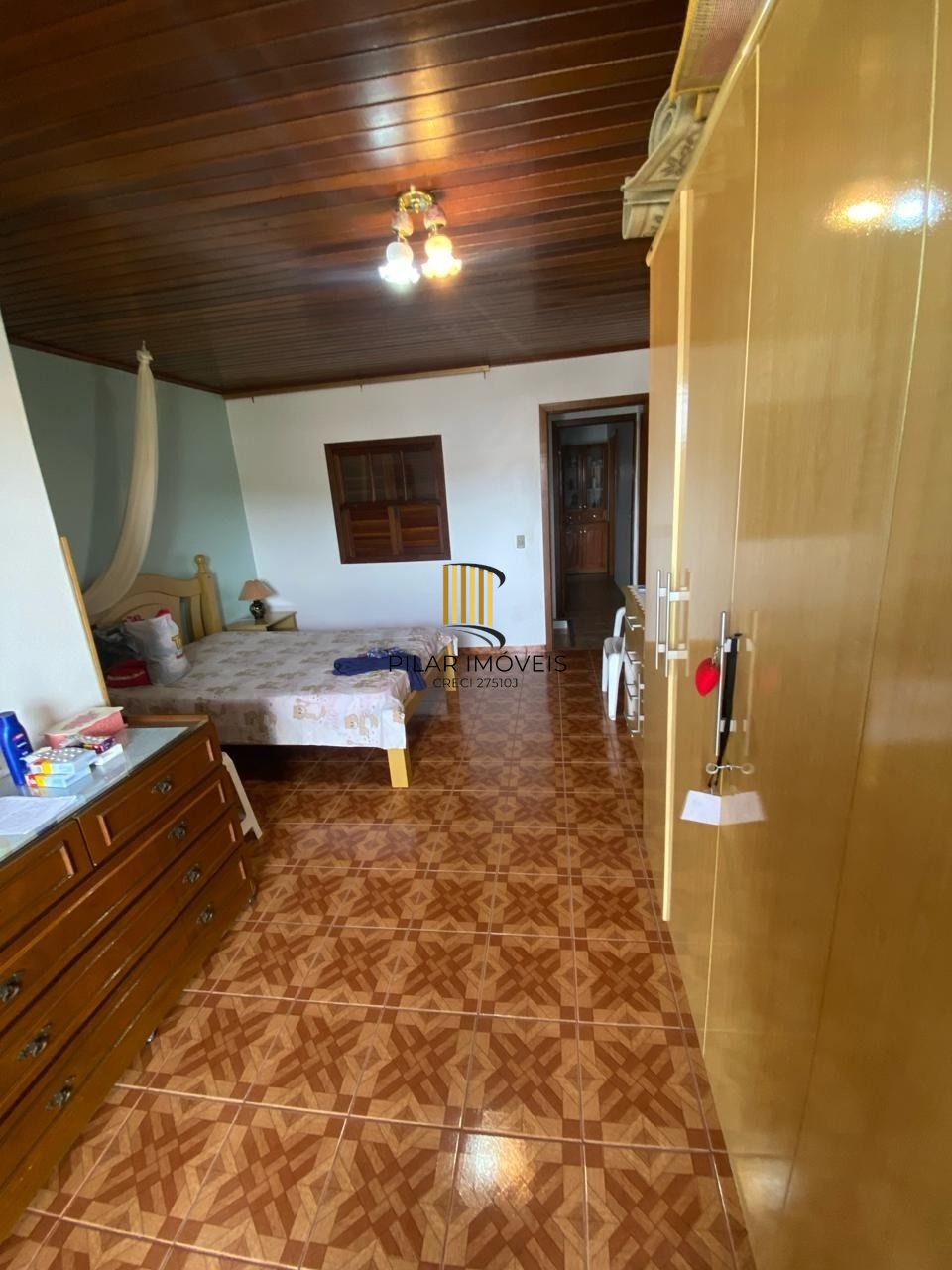 Ótima casa de dois pavimentos localizada no Bairro Restinga