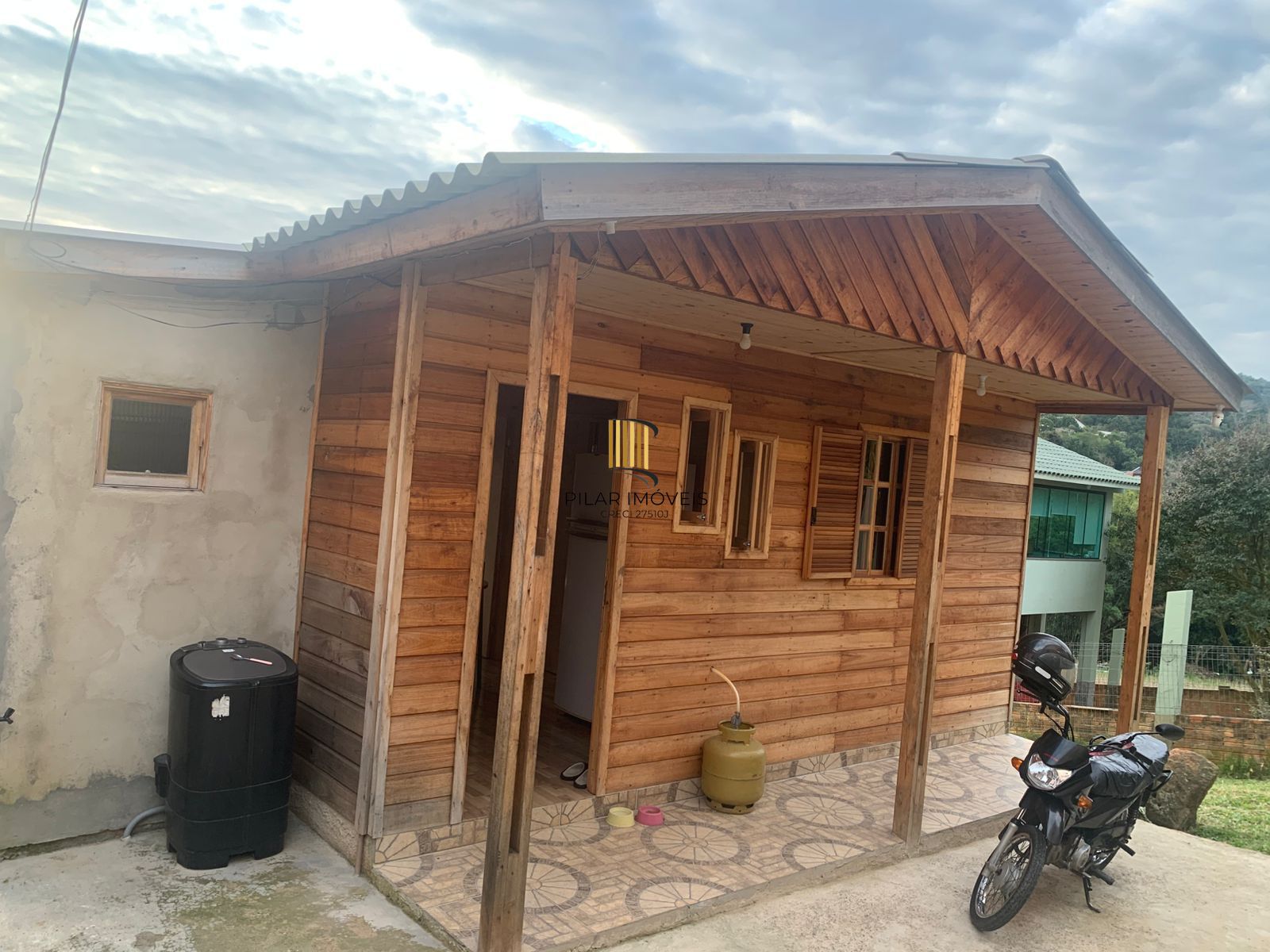 Terreno com 2 casas pré-fabricadas recém-construídas