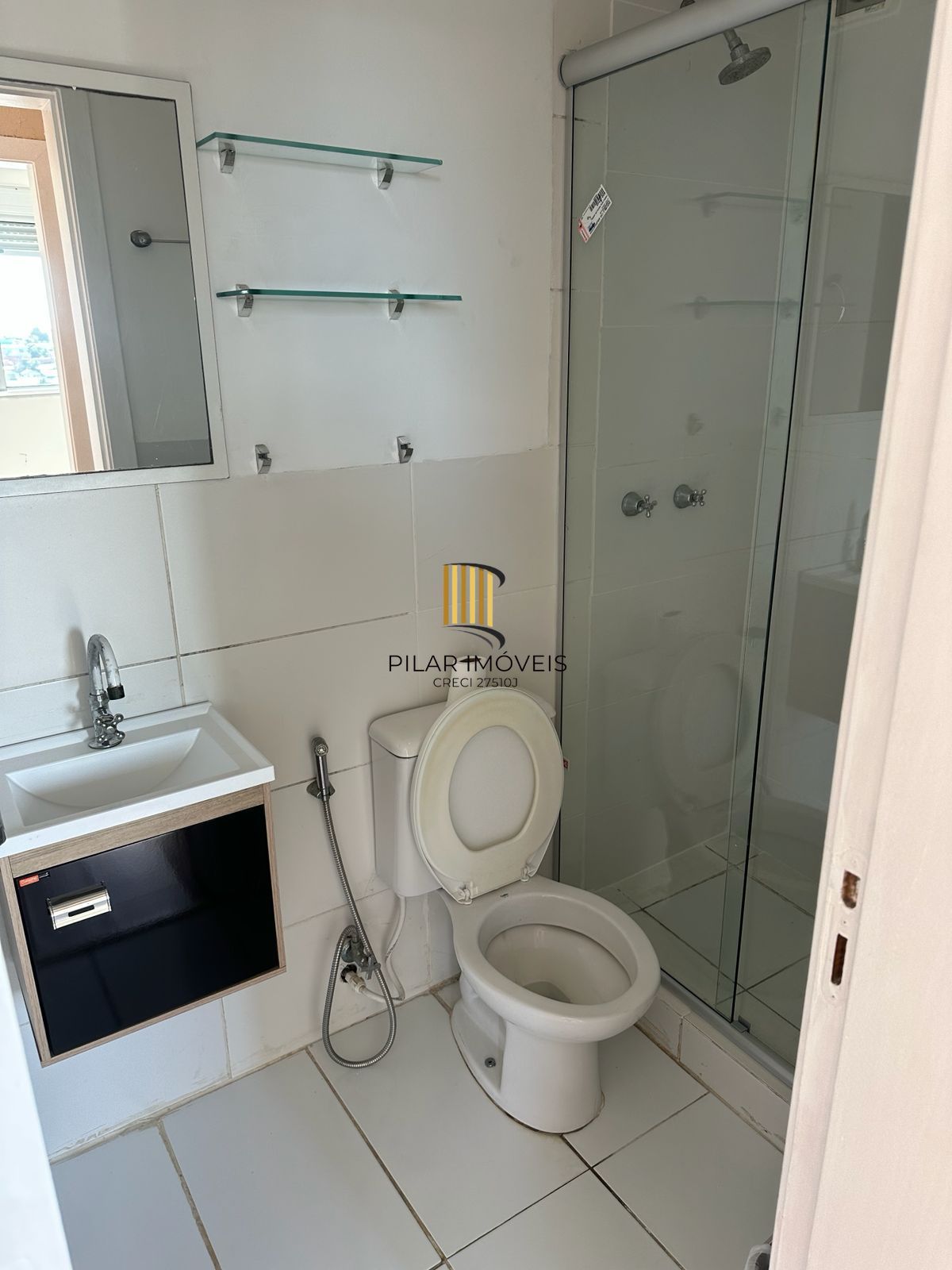 Apartamento com suíte semi mobiliado