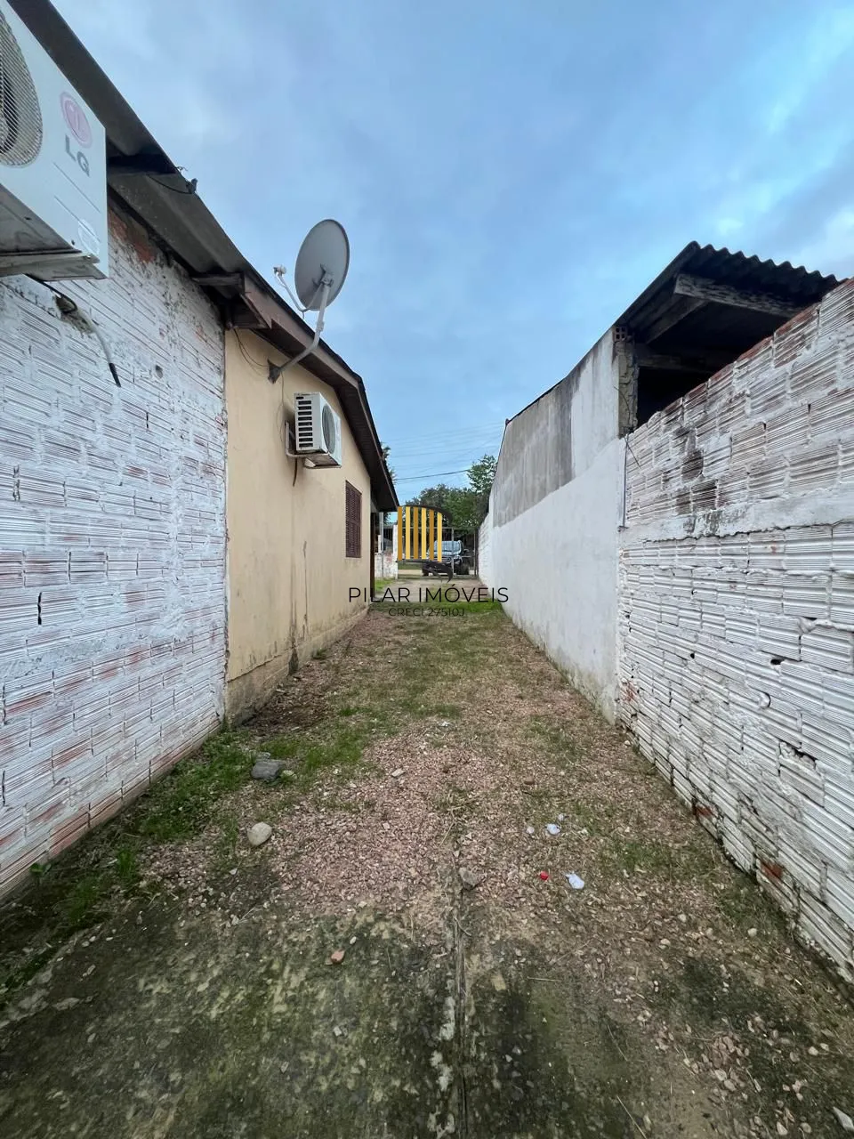 Ótima casa em de 2 dormitórios com piscina  localizada em Viamão