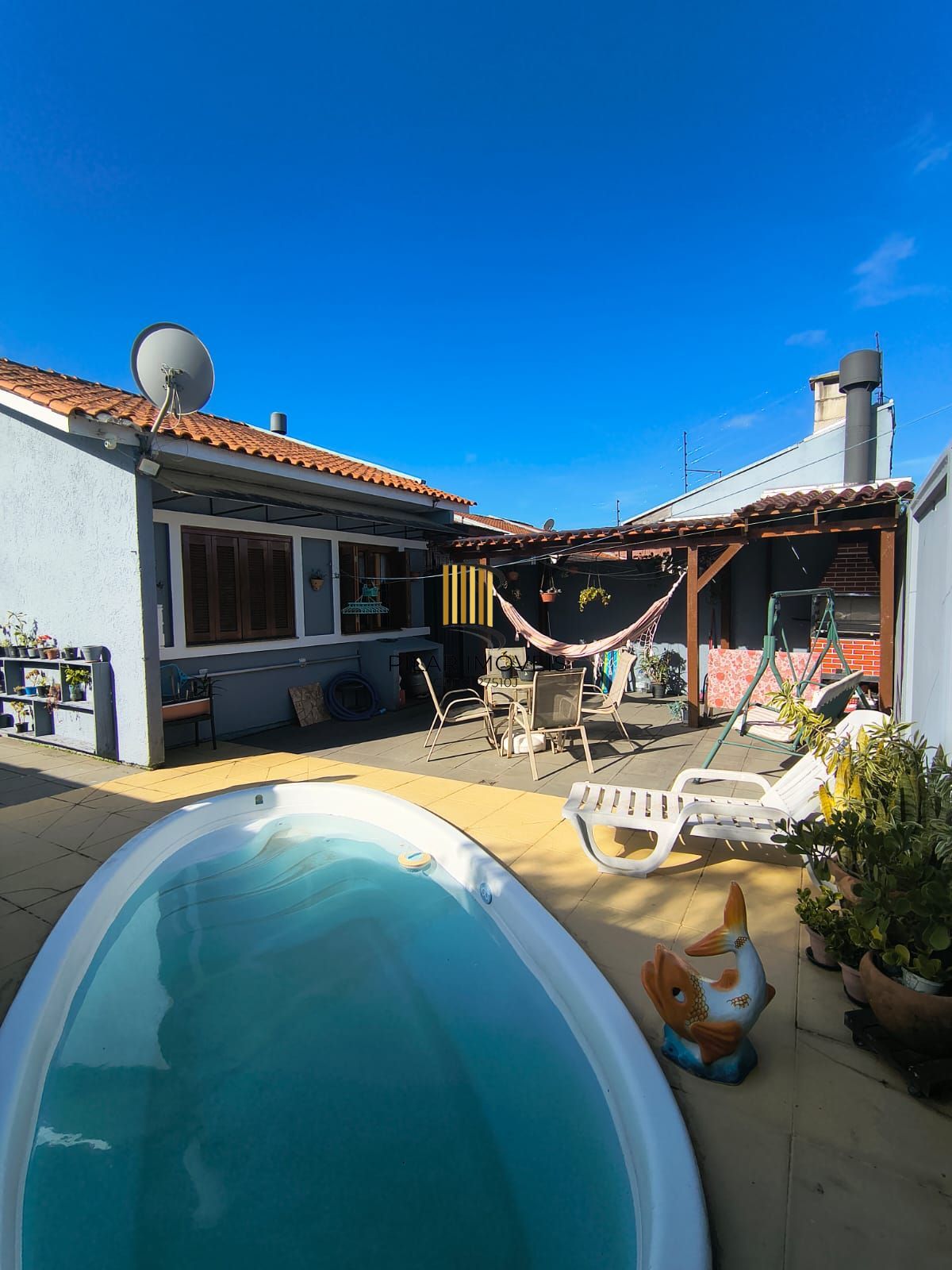 Belissima casa terrea de esquina, 3 dormitorios, semi mobiliada e com piscina, no Loteamento Moradas do Sul