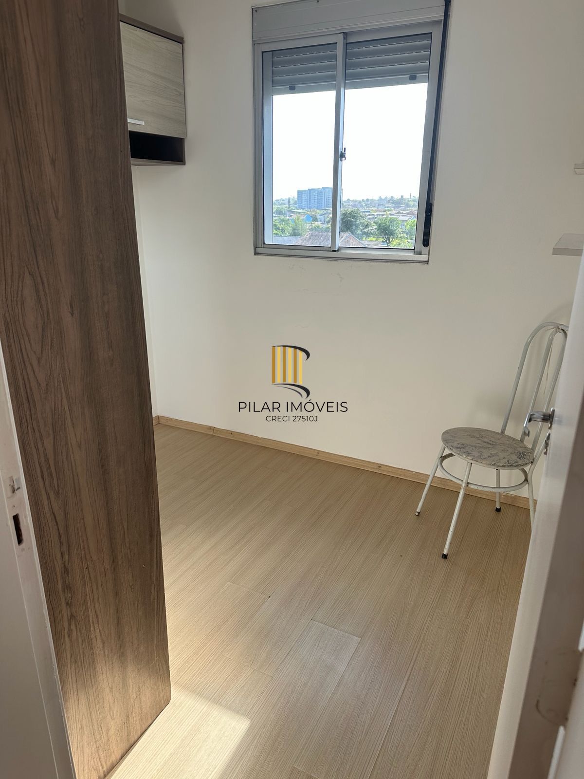 Apartamento com suíte semi mobiliado