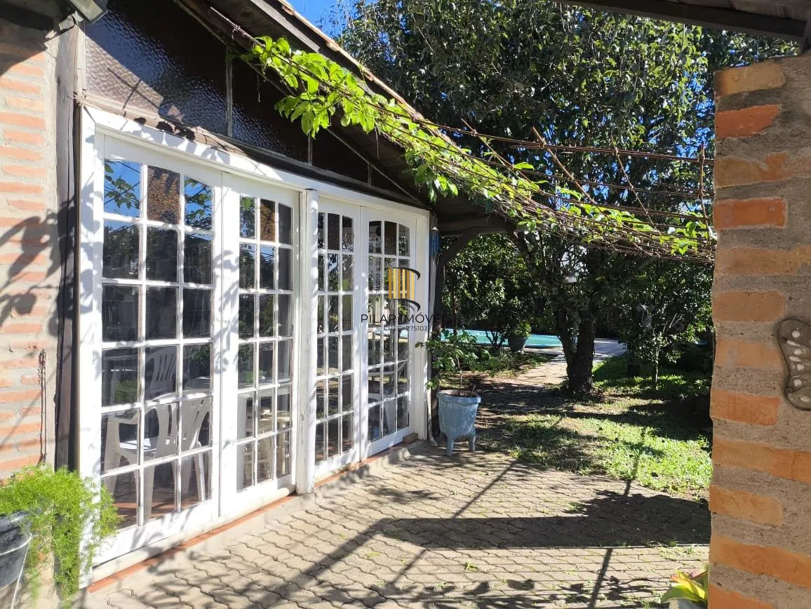 Casa Completa no Condomínio Cantegril: 4 Dormitórios, 2 Suítes, Piscina, Espaço Gourmet, Lareira e Pátio Arborizado