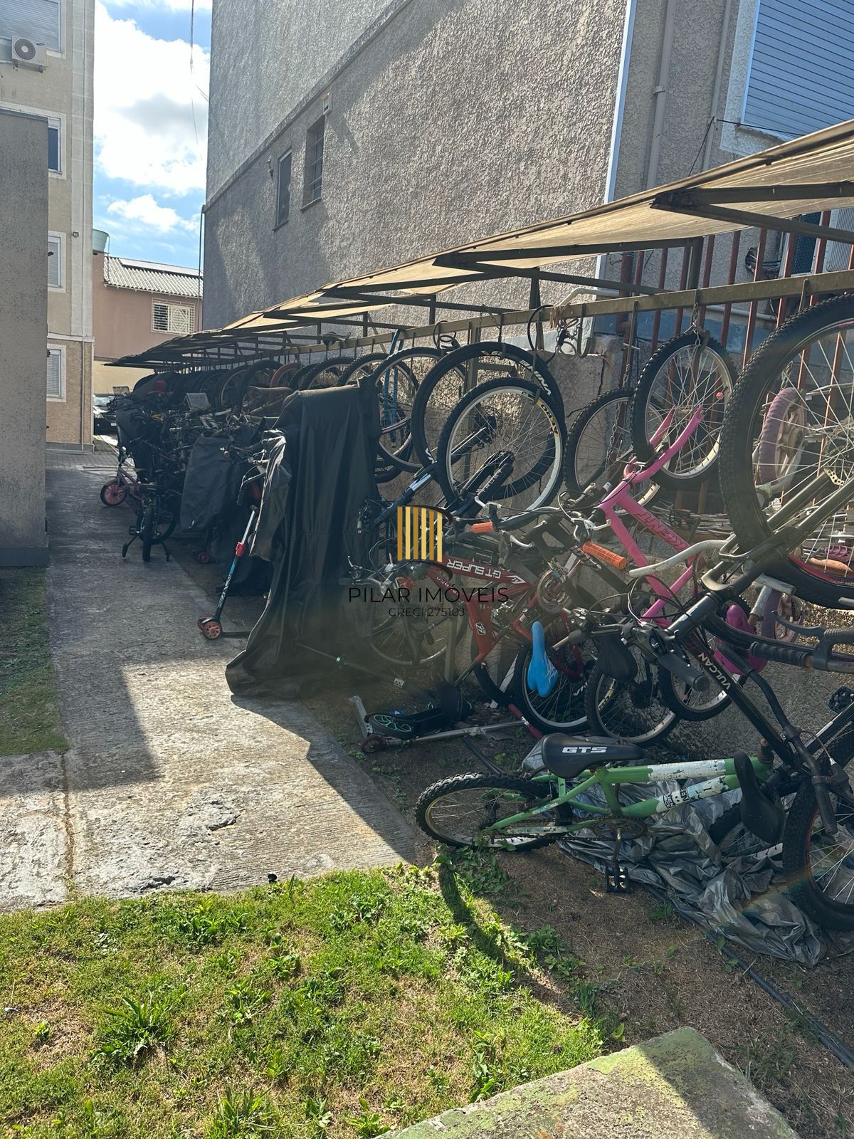 Apartamento com suíte semi mobiliado