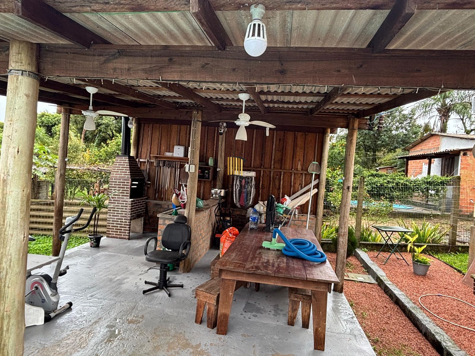 SITIO COM DUAS CASAS E PISCINA NA RESTINGA
