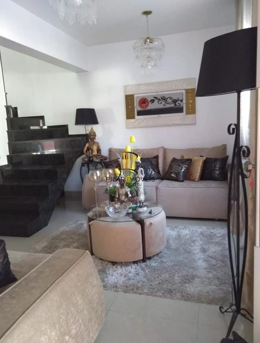 Sobrado no bairro Hípica 3 dormitórios - 2 vagas de garagem