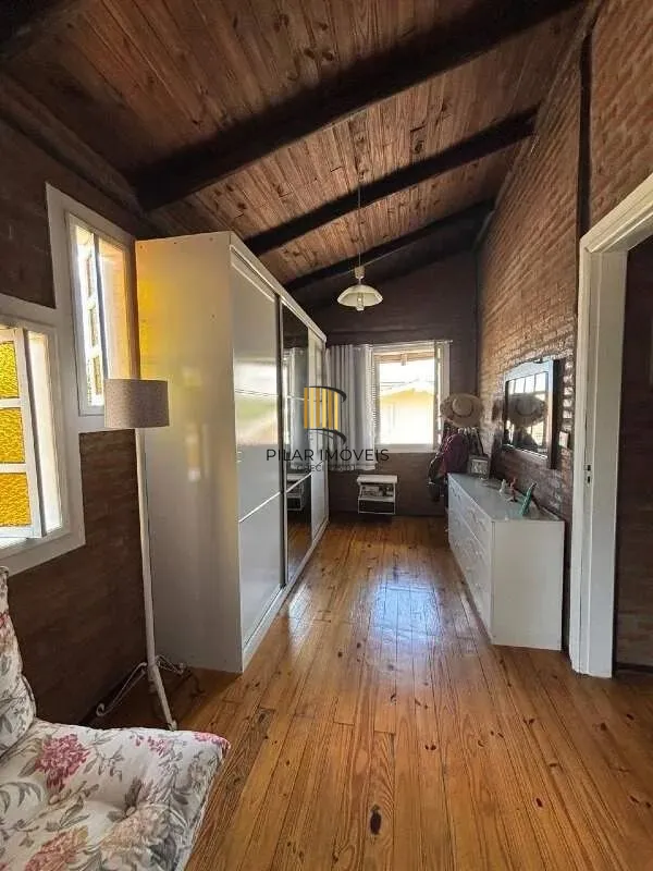 Casa Completa no Condomínio Cantegril: 4 Dormitórios, 2 Suítes, Piscina, Espaço Gourmet, Lareira e Pátio Arborizado