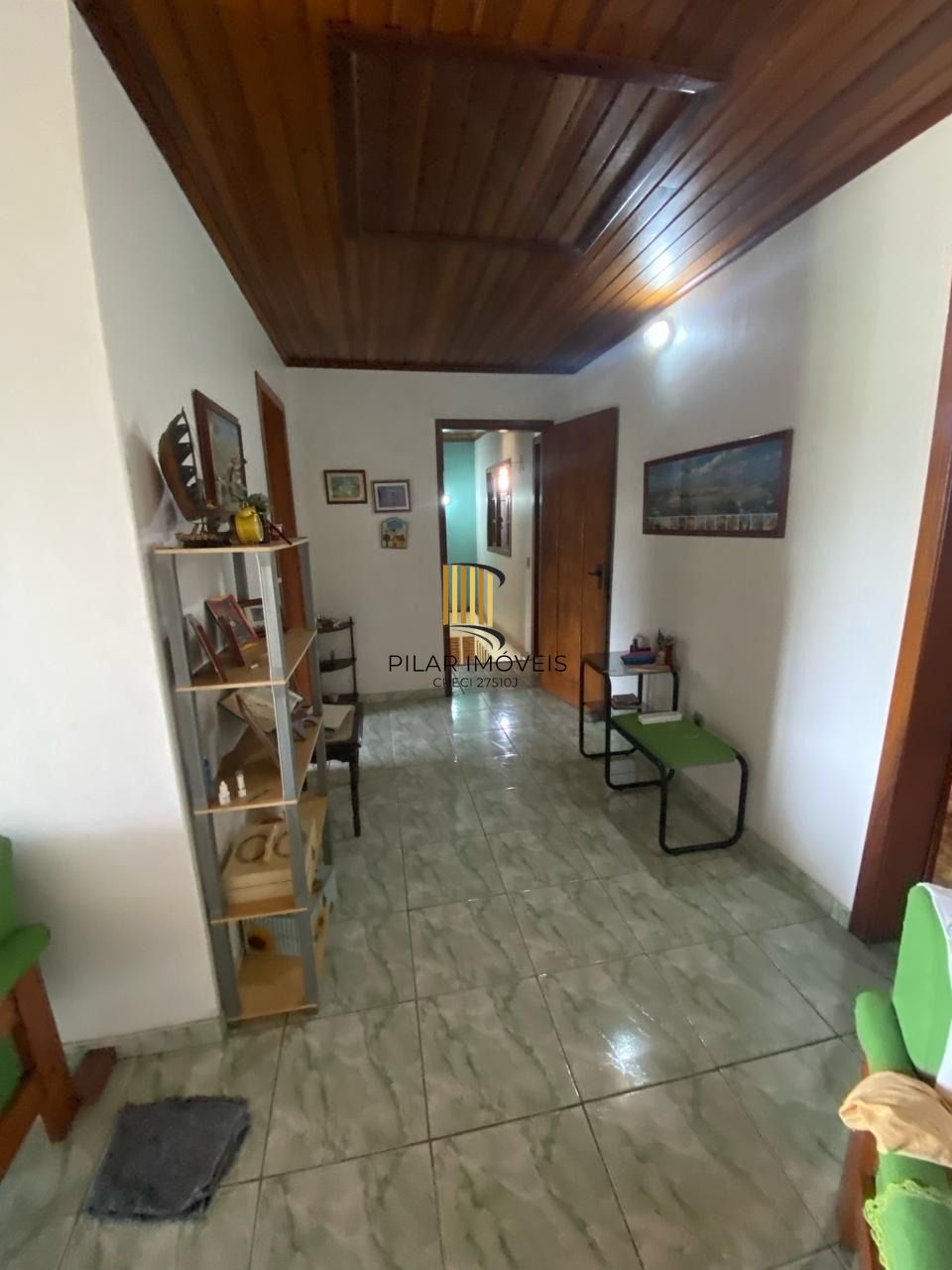 Ótima casa de dois pavimentos localizada no Bairro Restinga