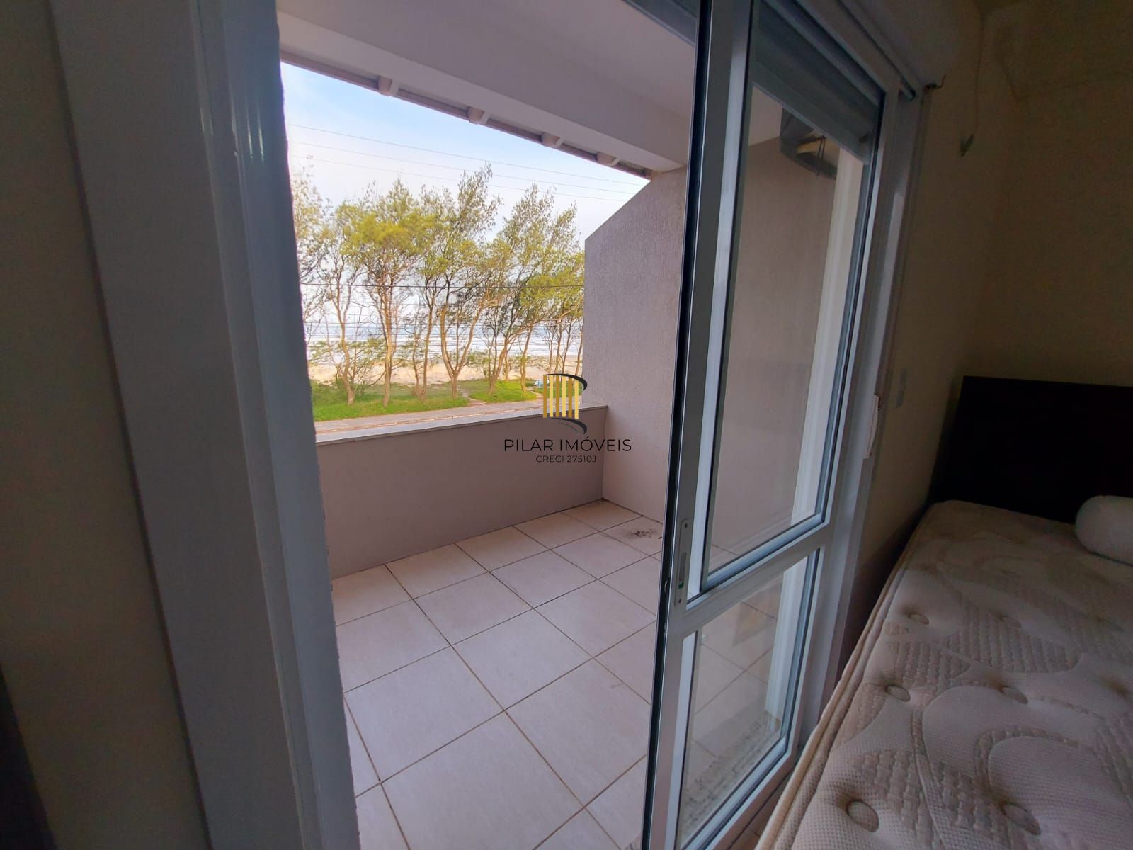 Ótimo sobrado semi mobiliado, 4 dormitórios sendo uma suíte, com piscina, em frente ao mar em Nova Tramandaí