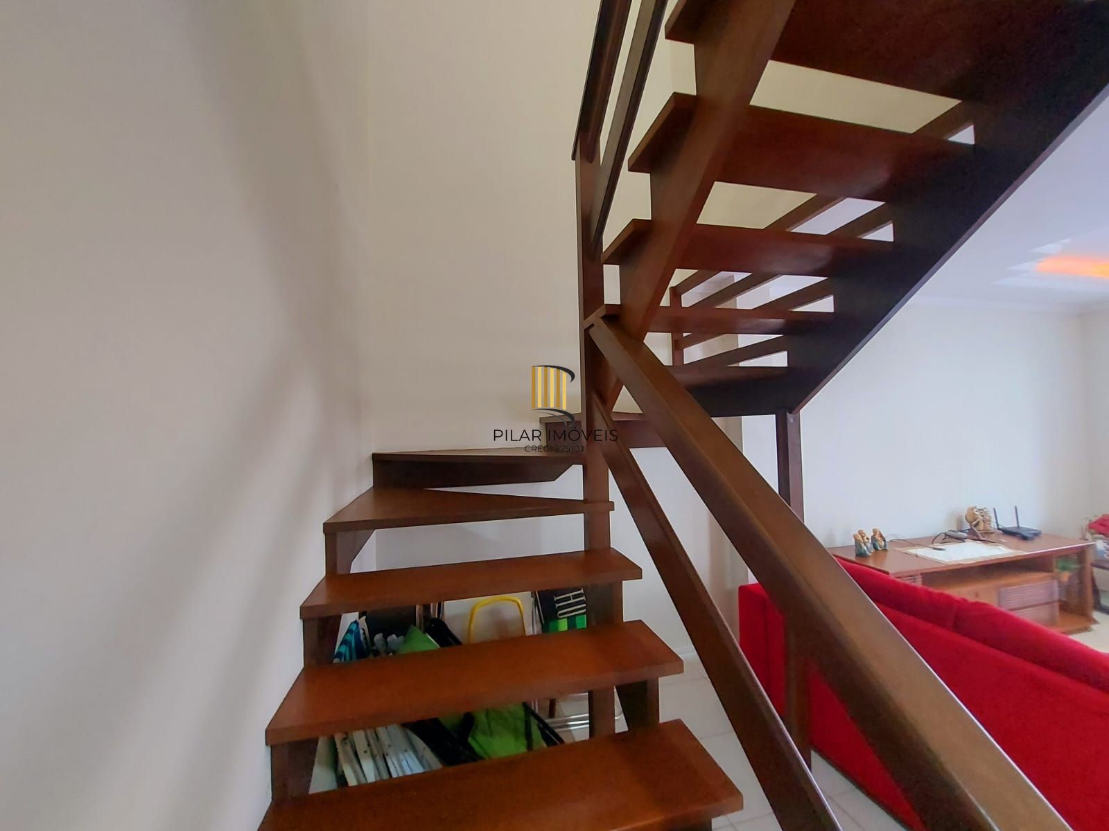 Ótimo sobrado semi mobiliado, 4 dormitórios sendo uma suíte, com piscina, em frente ao mar em Nova Tramandaí