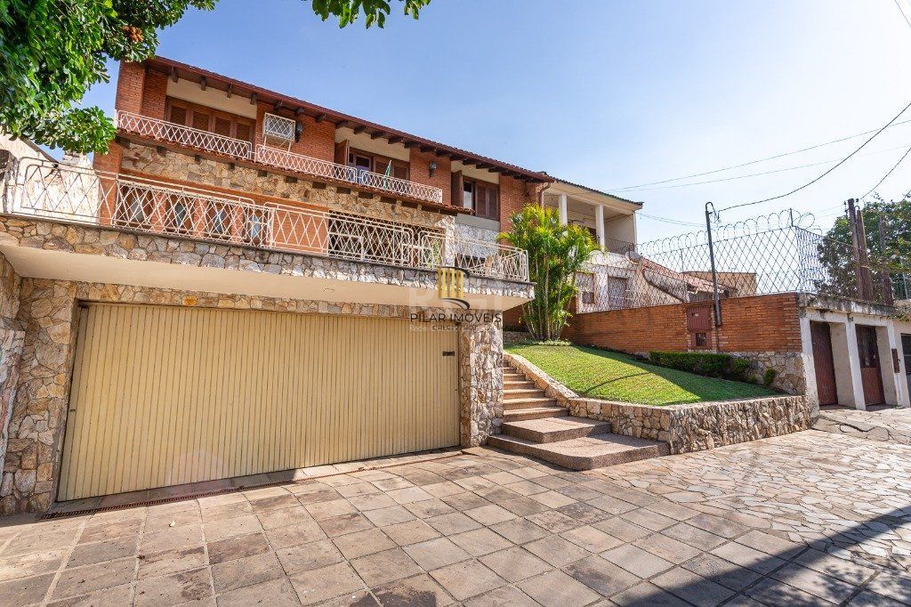 Casa sobrado no Partenon de 3 dormitórios e amplo pátio