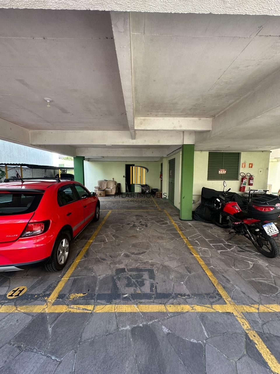 APTO COM 02 DORM. DEPENDENCIA EMP, TODO REFORMADO , SEMI-MOBILIADO, GARAGEM,  ELEVADOR