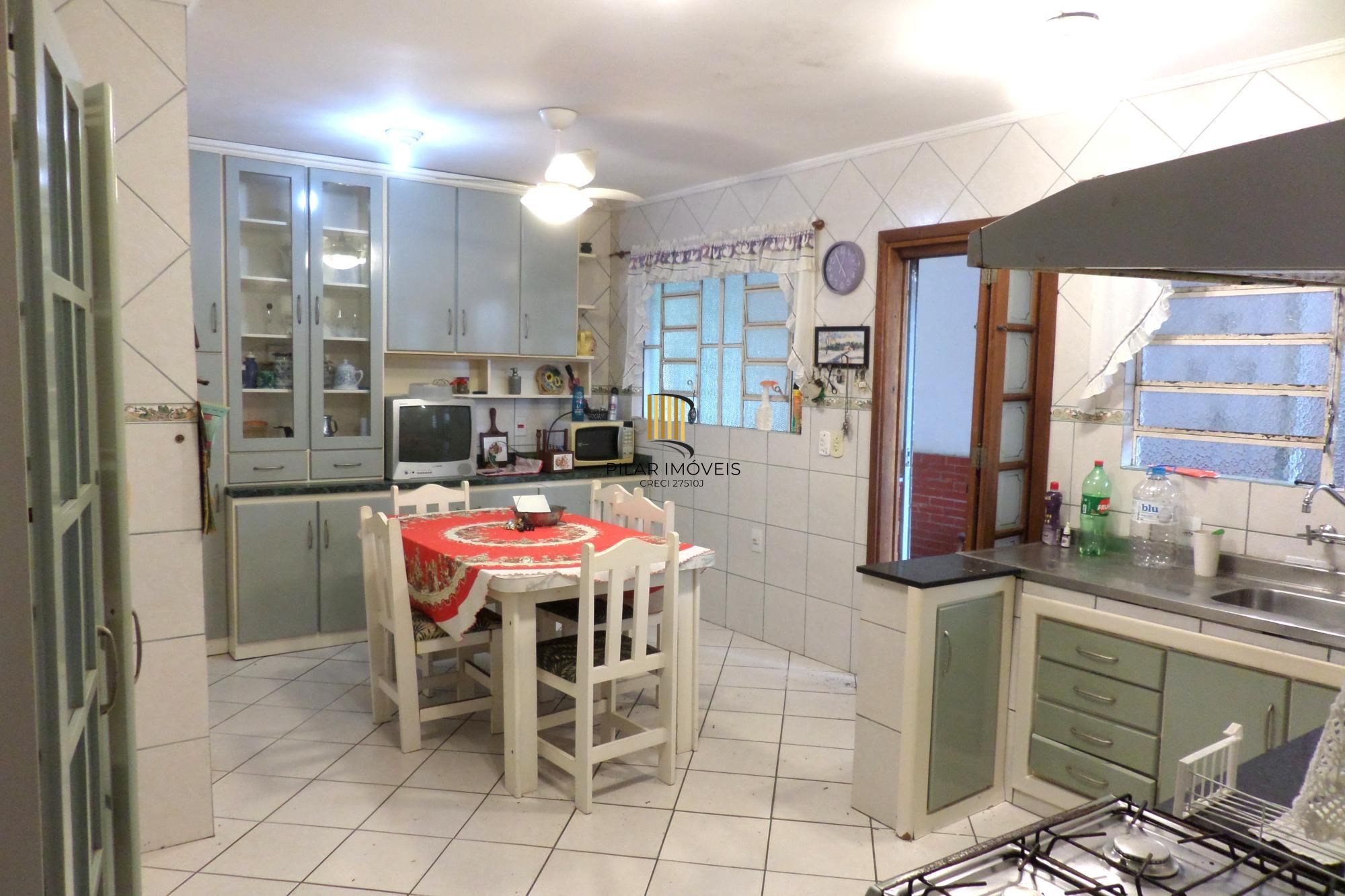 Casa no bairro Ipanema de 3 dormitórios e 2 vagas