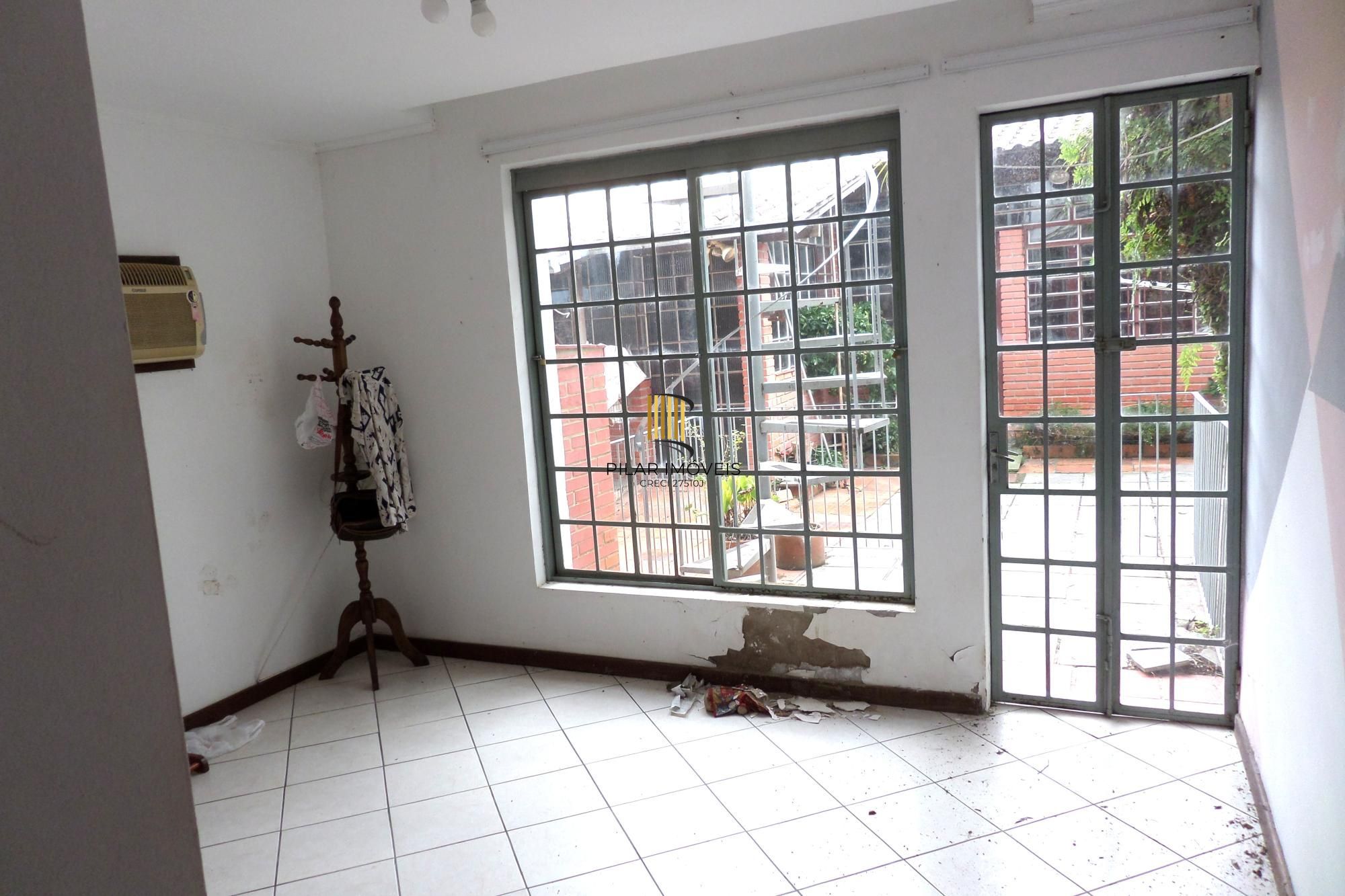 Casa no bairro Ipanema de 3 dormitórios e 2 vagas