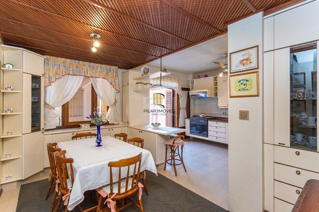 Casa sobrado no Partenon de 3 dormitórios e amplo pátio