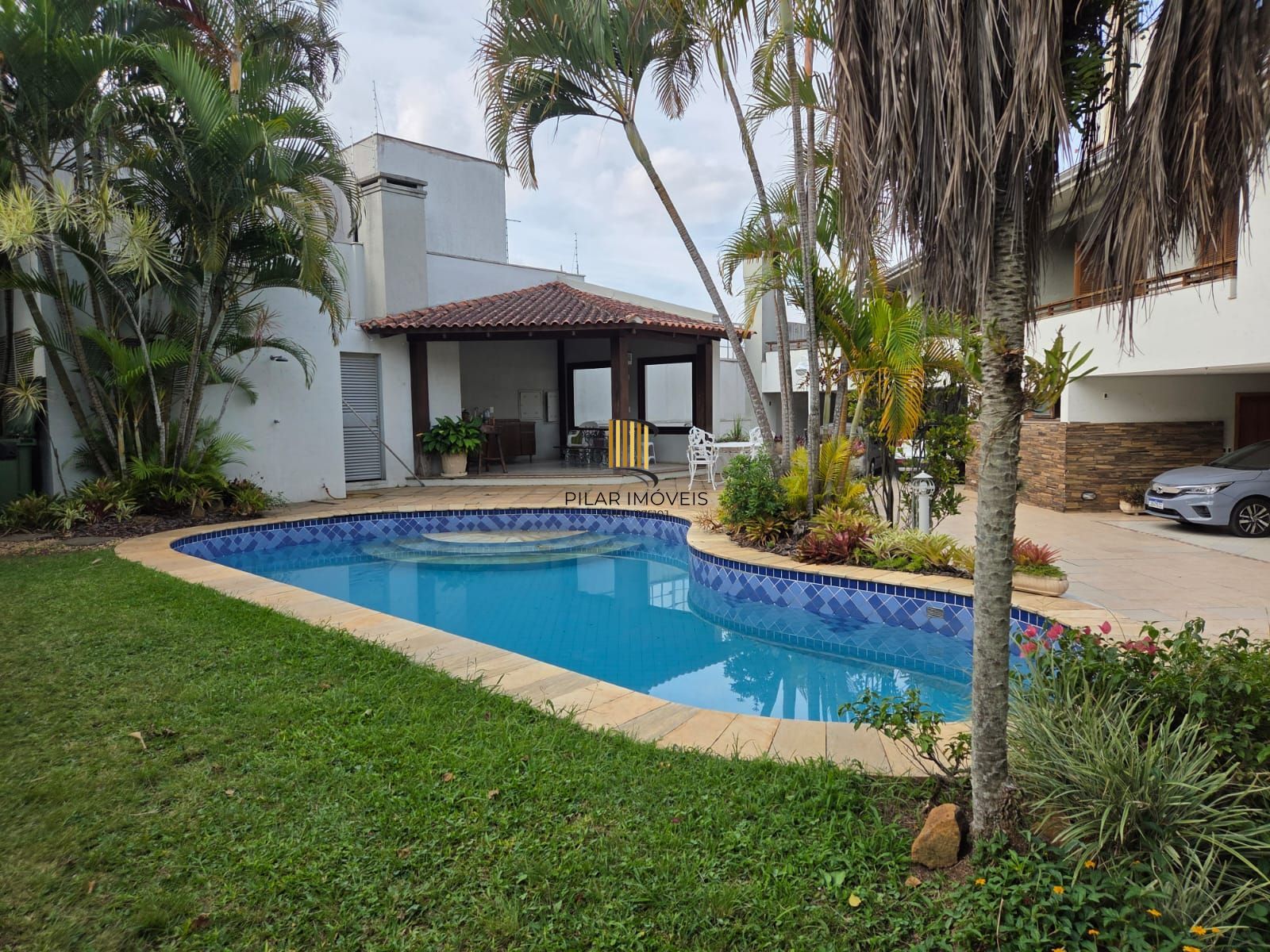 Casa de Condomínio 5 dormitórios no bairro Três Figueiras