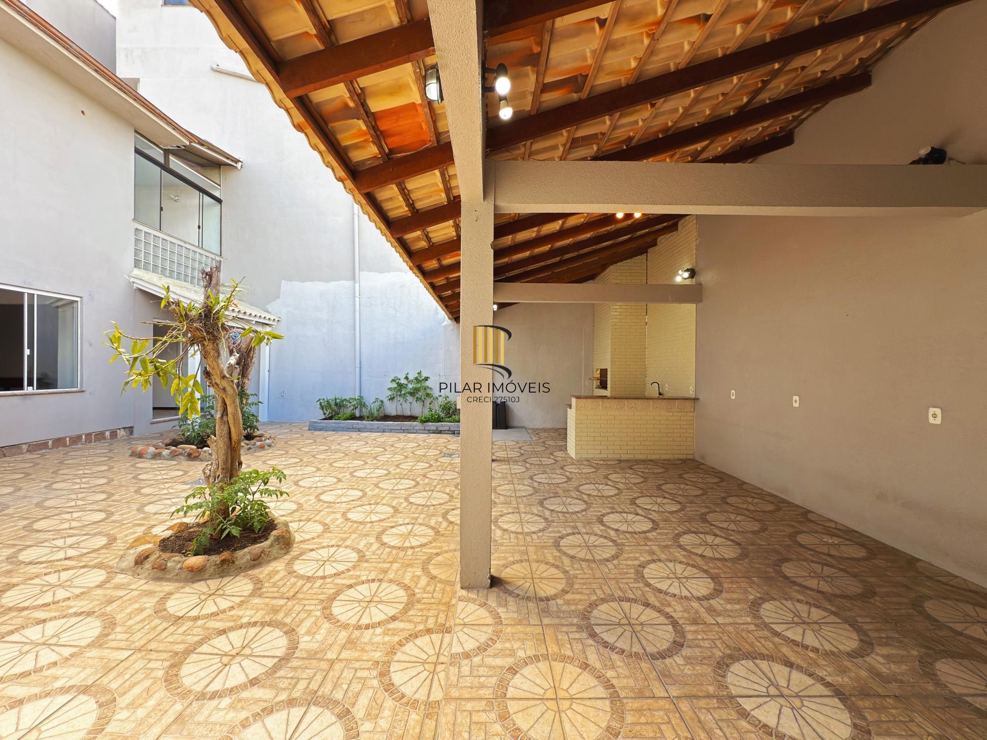 Casa 3 dormitórios no bairro Medianeira