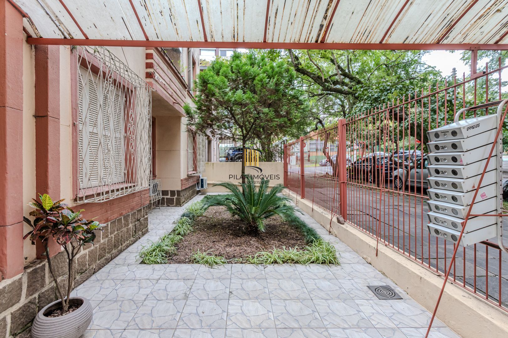 Apartamento no bairro Petrópolis de 2 dormitórios térreo com pátio DESOCUPADO