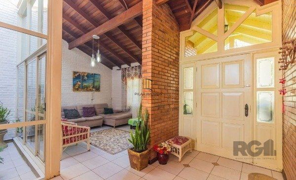 Casa sobrado na Lomba do Pinheiro com 4 dormitórios e 2 vagas