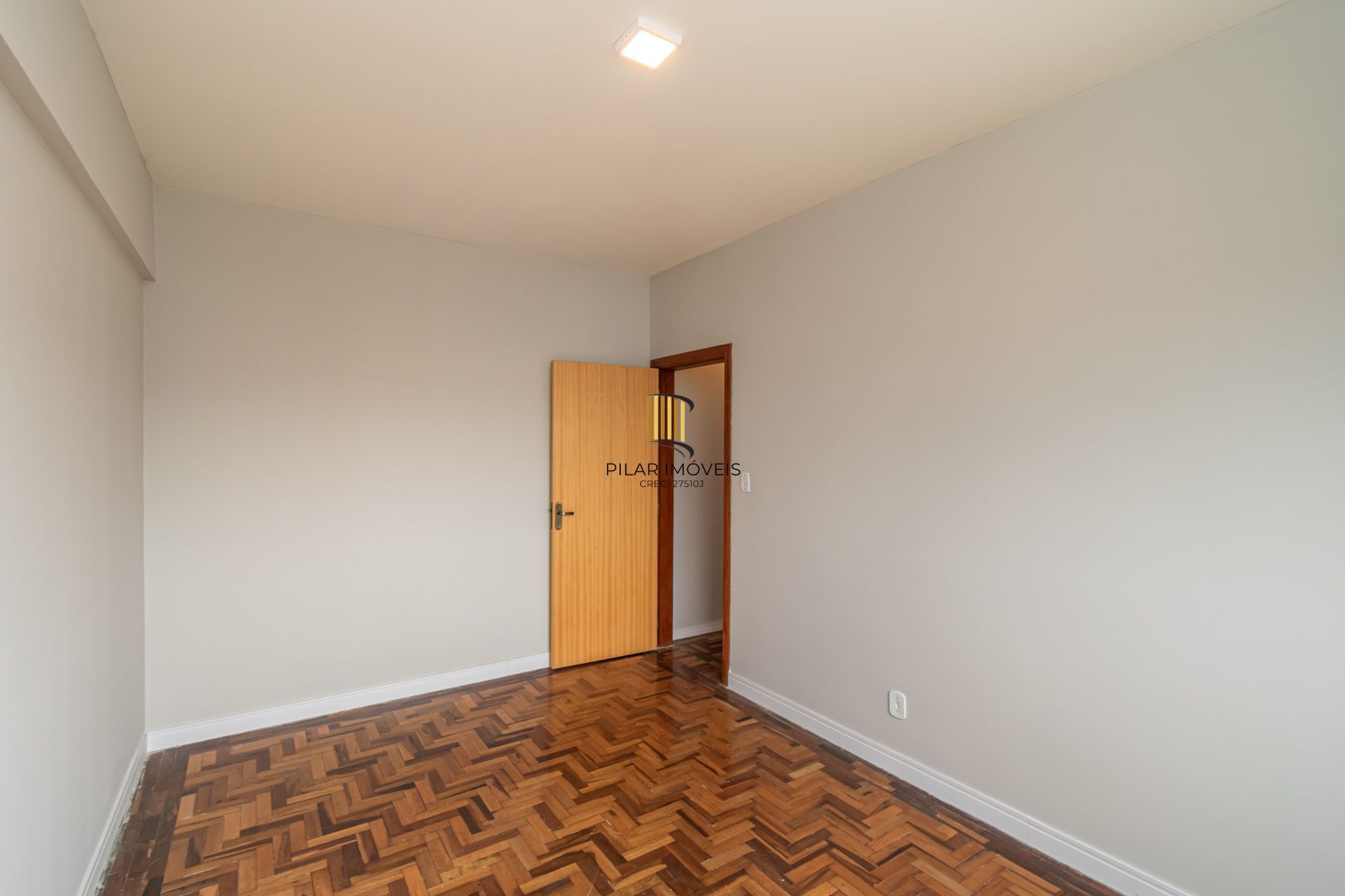 Apartamento 2 dormitorios, no Menino Deus reformado
