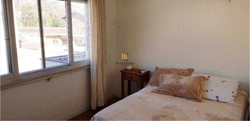 Apartamento no Petrópolis de 2 dormitórios e dependência