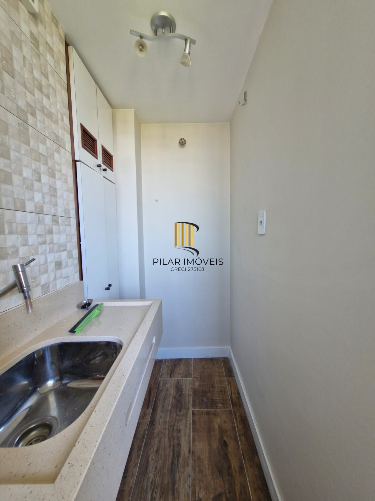 Apartamento no bairro Cristal de 2 dormitórios e vaga DESOCUPADO