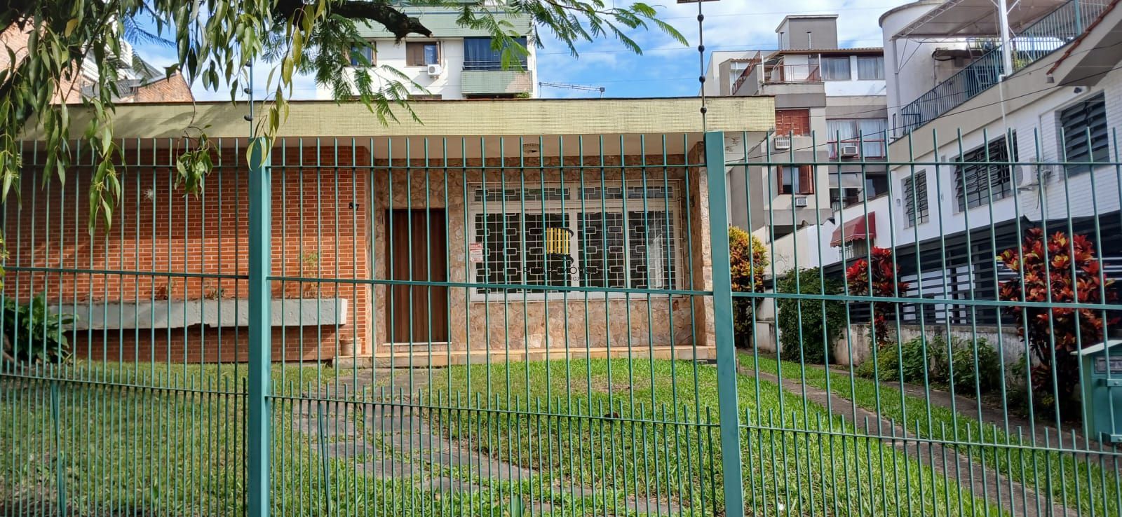 Casa no Menino Deus de 3 dormitórios e 5 vagas DESOCUPADA
