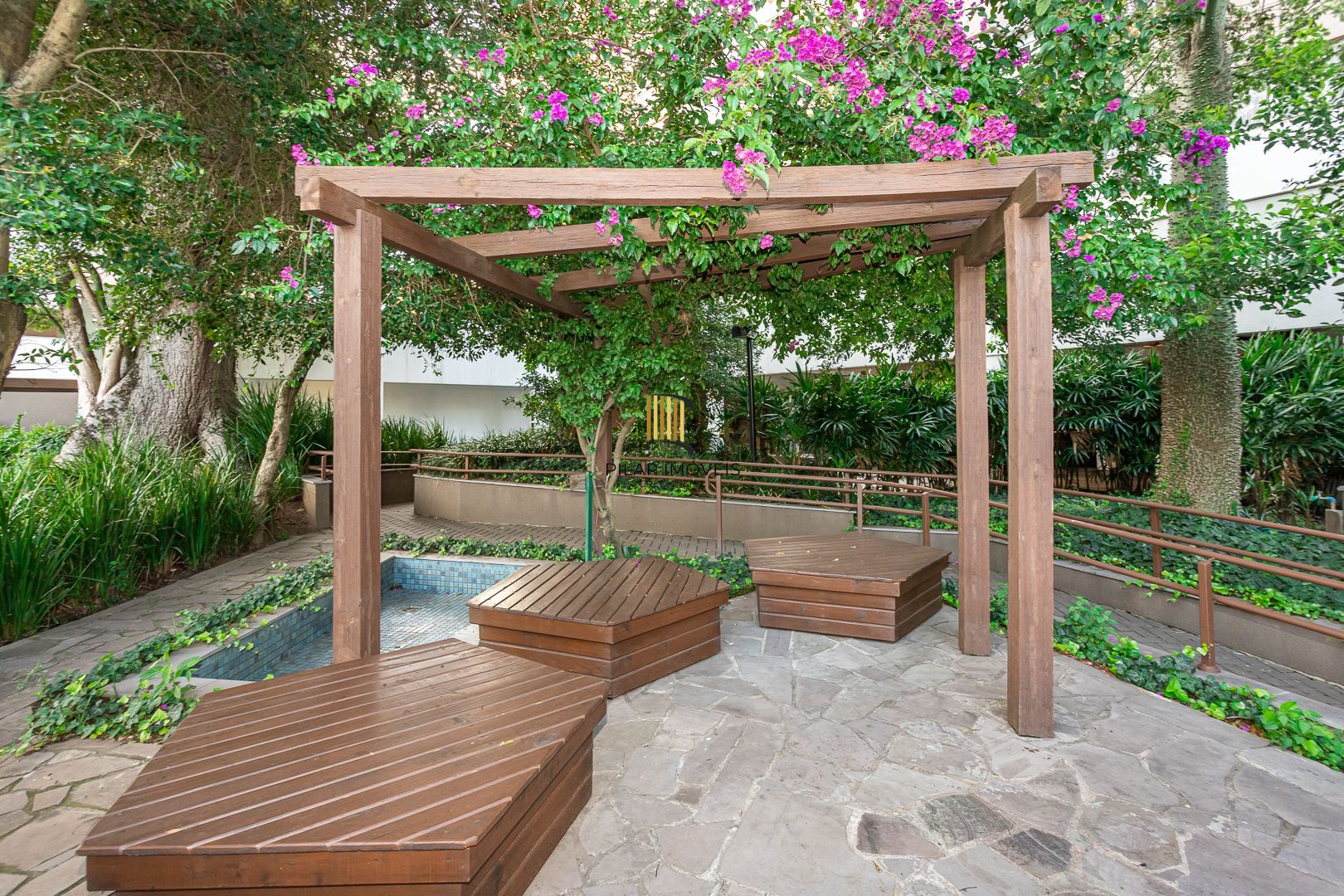 Apartamento no bairro Teresópolis de 2 dormitórios vaga e infra