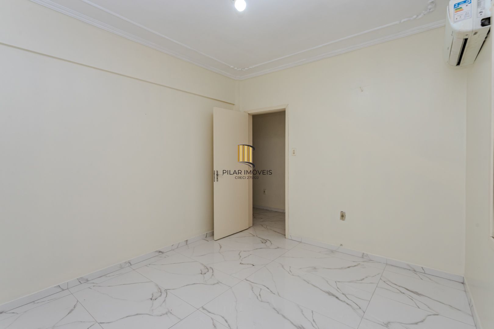 apto de 03 DOR. no centro todo reformado, desocupado. 8 andar elevador