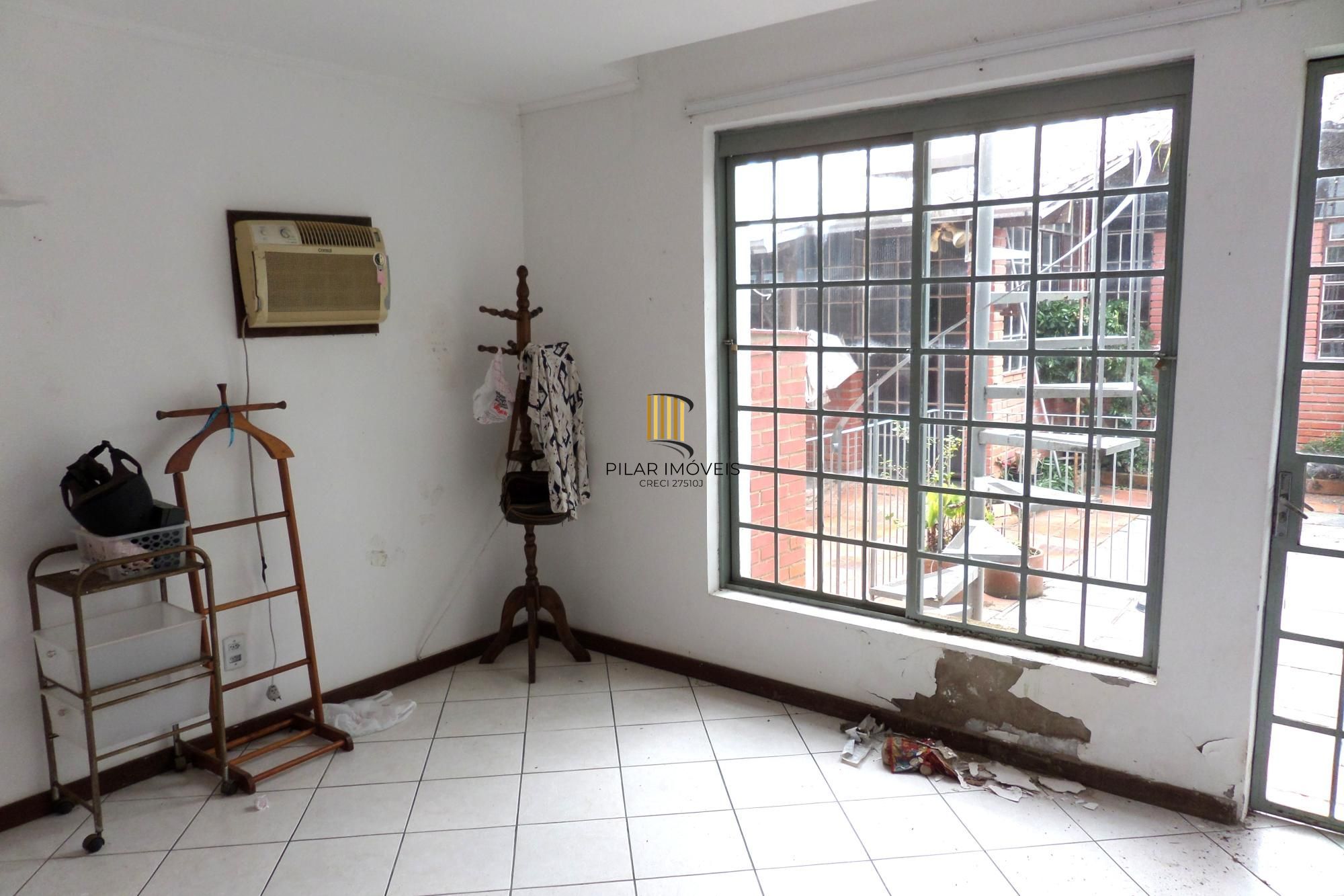 Casa no bairro Ipanema de 3 dormitórios e 2 vagas