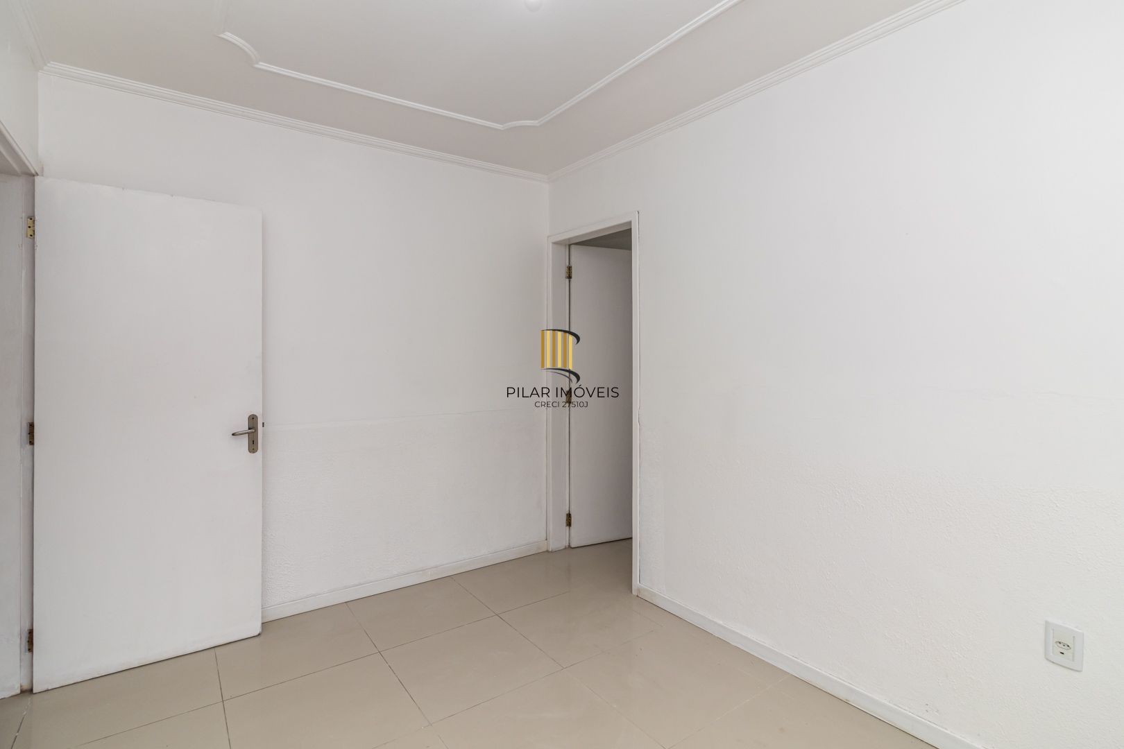 Casa no bairro Sarandi com 4 dormitórios e 4 vagas