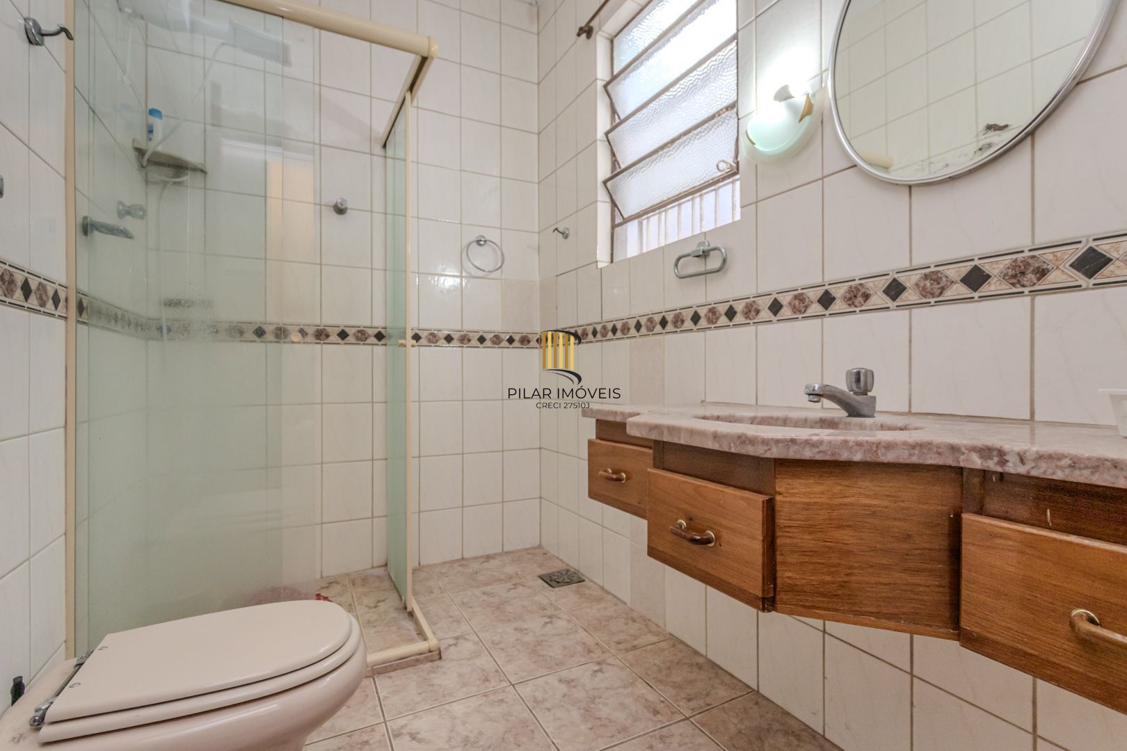 Prédio Residencial no Passo D'areia com 8 dormitórios e 8 vagas