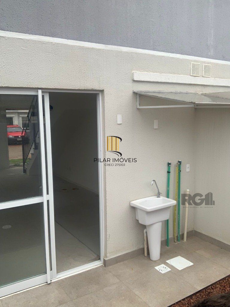 Sobrado novo com aproximadamente 88m² no bairro Vila Nova.