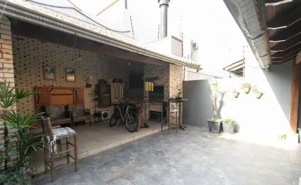 Casa sobrado no bairro Ecoville de 3 dormitórios e 4 vagas