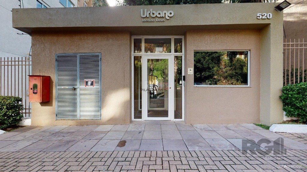 Apartamento no Urbano Menino Deus de 1 dormitório vaga e pátio