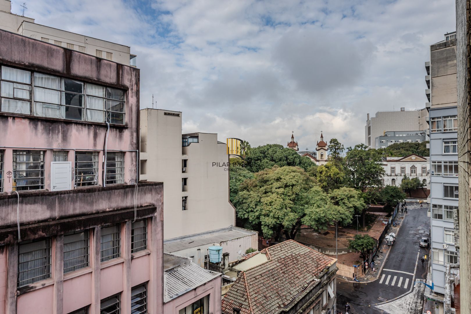 apto de 03 DOR. no centro todo reformado, desocupado. 8 andar elevador