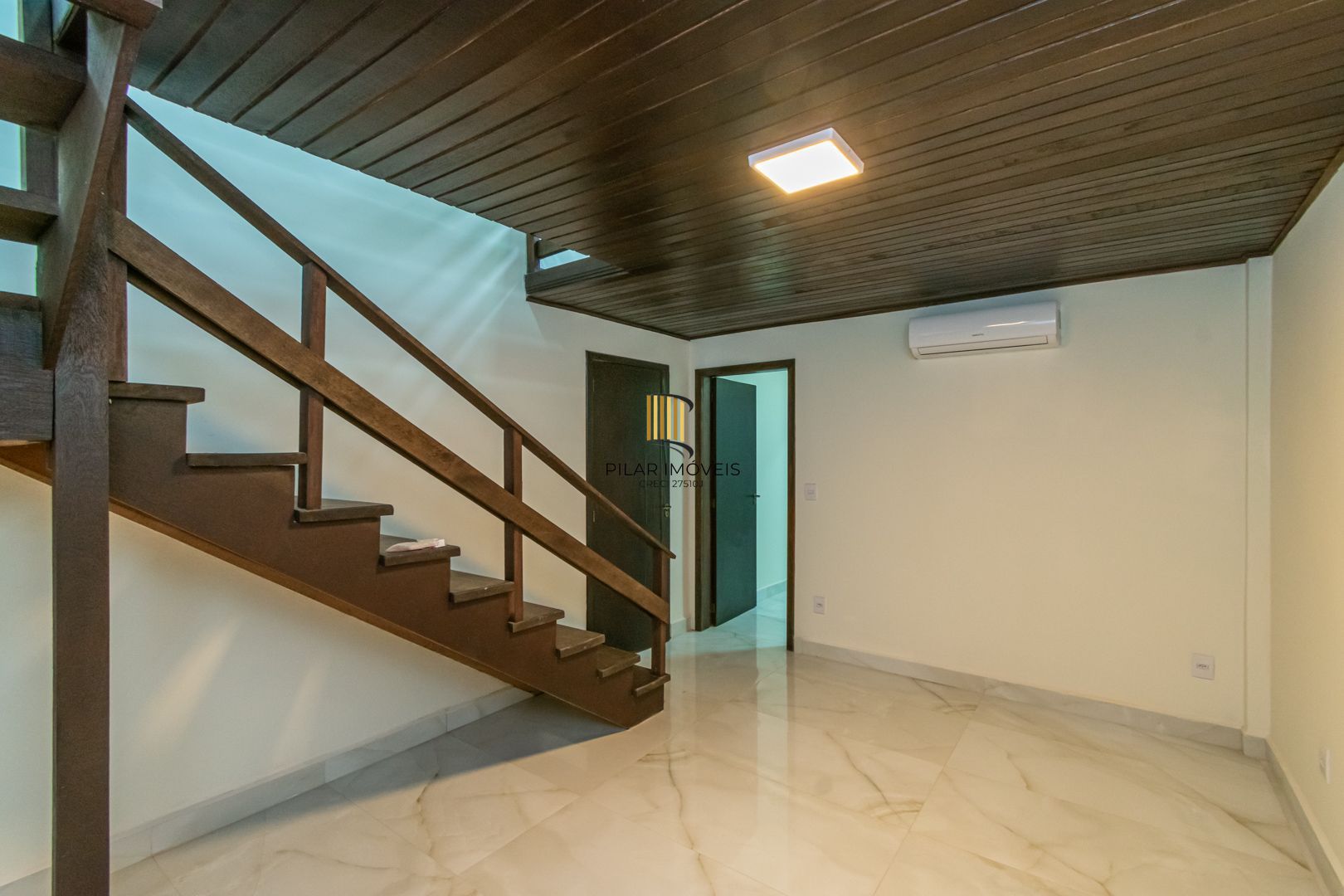 Casa sobrado no bairro Cristal de 3 dormitórios e 3 vagas