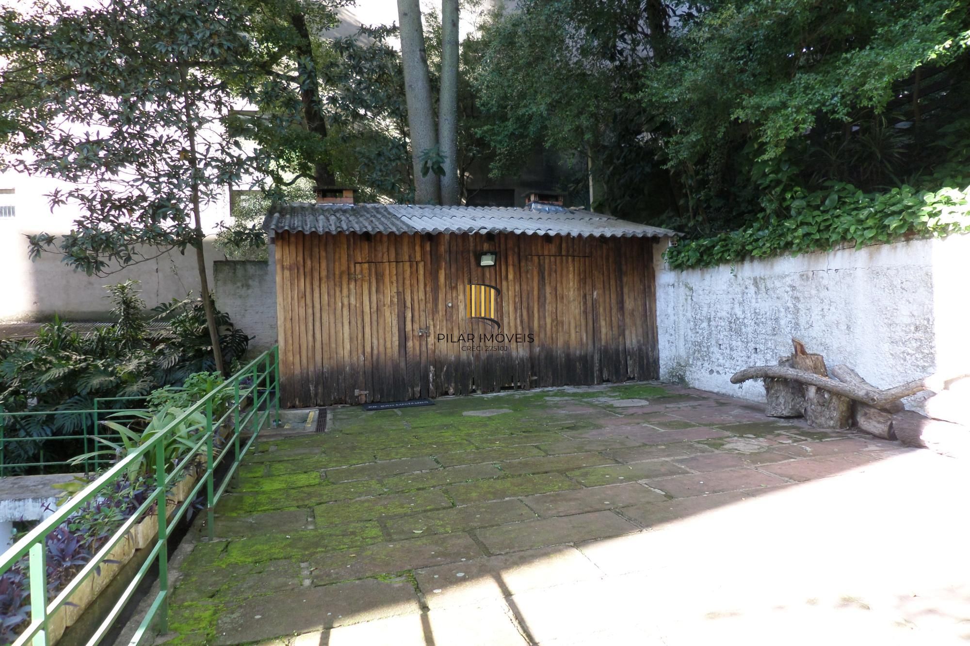 Apartamento no Centro de 2 dormitórios dependência DESOCUPADO