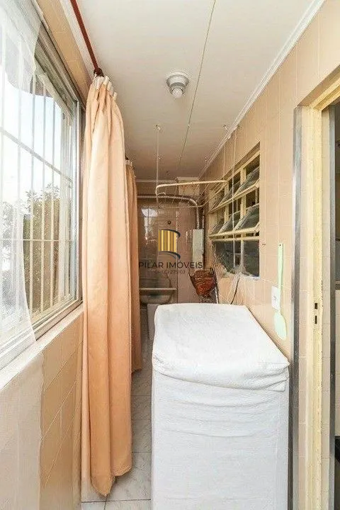 Formidável apartamento com 3 dormitórios (2 deles são suíte), peças amplas e bem iluminadas, banheiro auxiliar e cozinha com área de serviço separada. Dispõe de uma vaga de garagem coberta. Edifício com elevador e sistema de segurança por câmeras.
