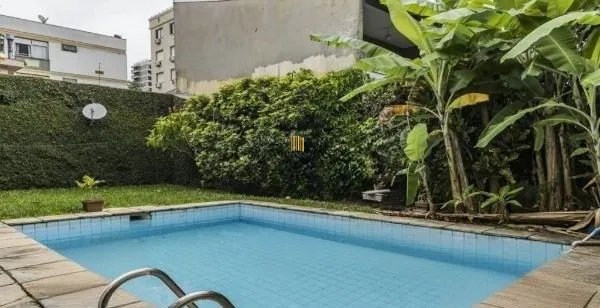 Casa sobrado no bairro Auxiliadora de 5 dormitórios e 4 vagas