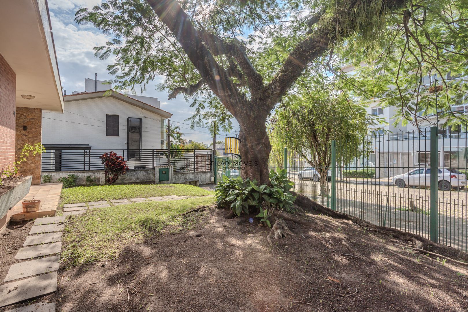 Casa no Menino Deus de 3 dormitórios e 5 vagas DESOCUPADA