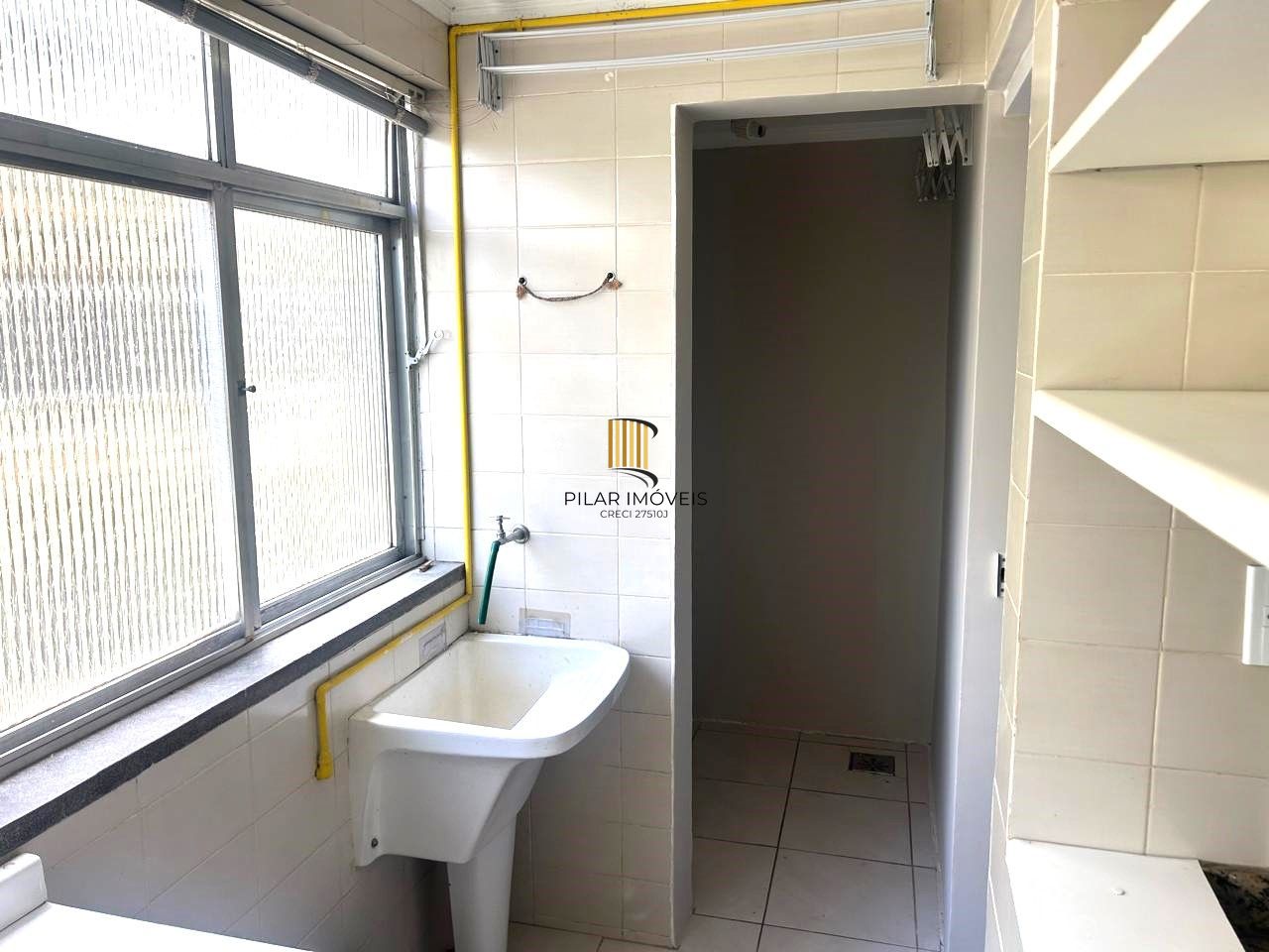 Apartamento no Cristal de 2 dormitórios, dependência e vaga