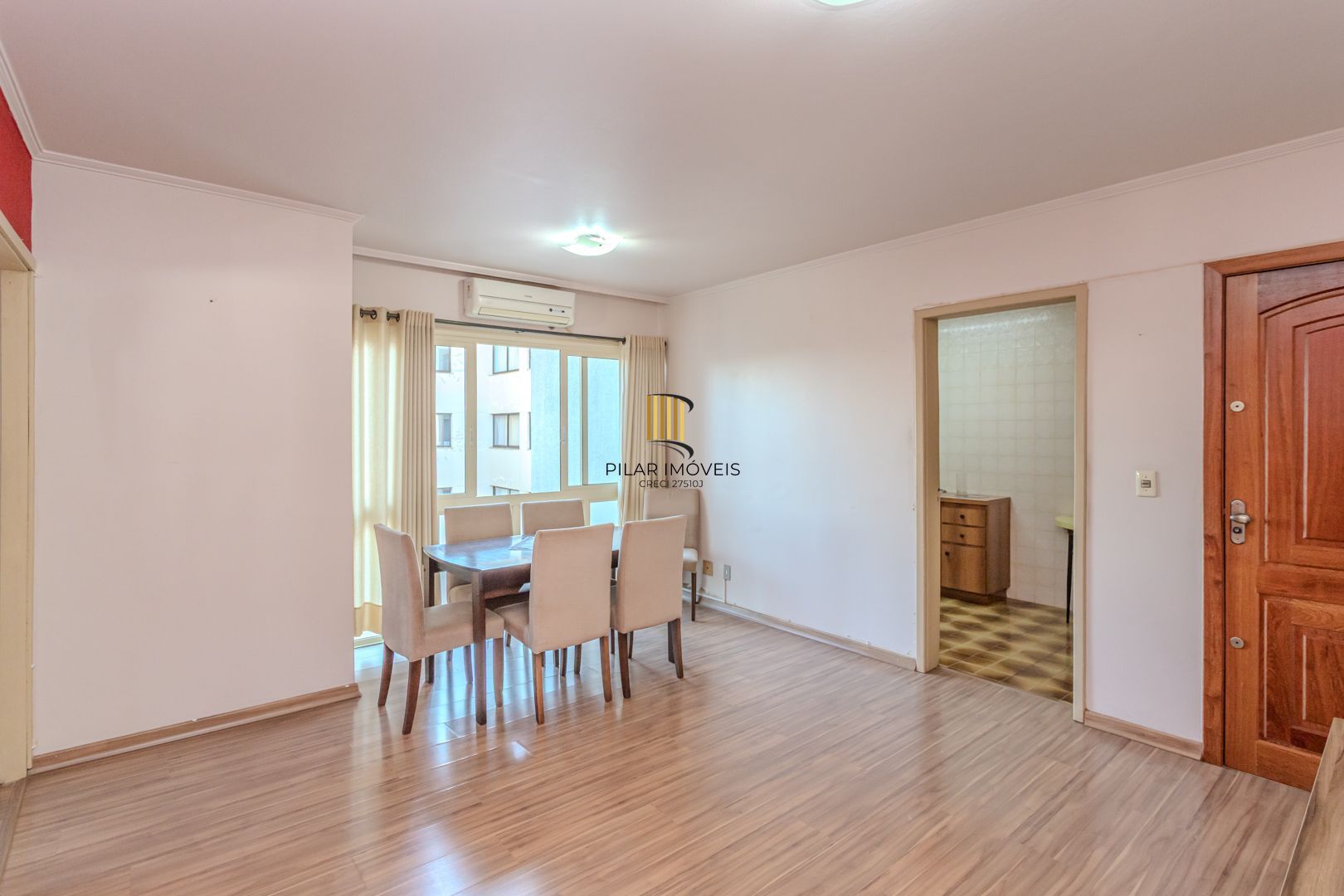 Apartamento de 2 dormitórios com dependência e vaga no bairro Santana DESOCUPADO