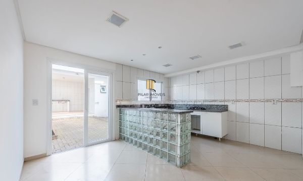 Casa sobrado no bairro Vila Ipiranga de 3 dormitórios e 2 vagas