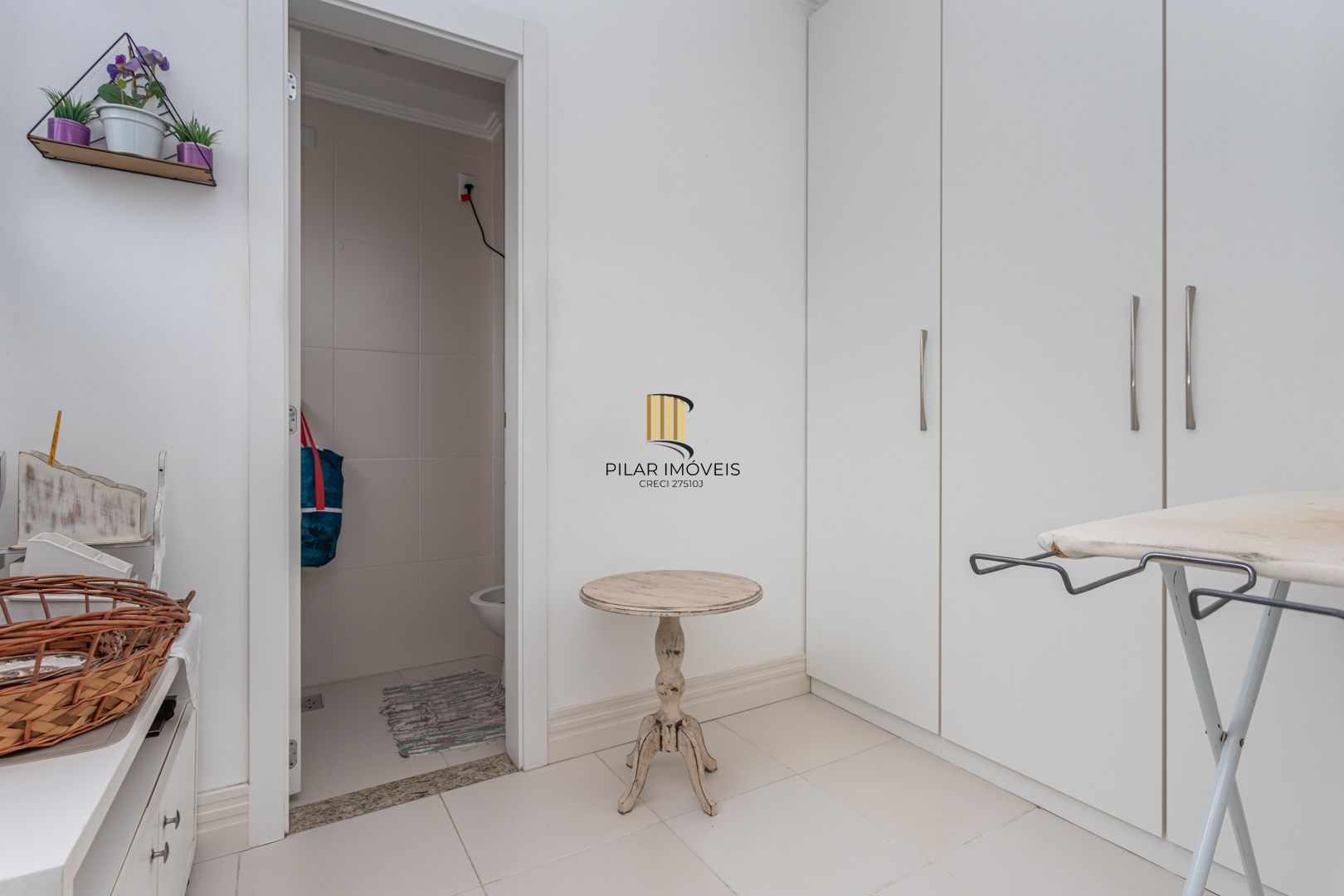 3 DORMITÓRIOS SEMI MOBILIADO NA CORTE REAL C/ELEVADOR E VAGA DE GARAGEM ESCRITURADA