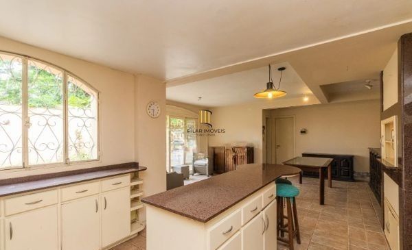 CASA DESOCUPADA E SEMI MOBILIADA, COM SUÍTE MASTER, SACADA, VISTA PANORÂMICA, EM AMPLO TERRENO NO SANTA TEREZA