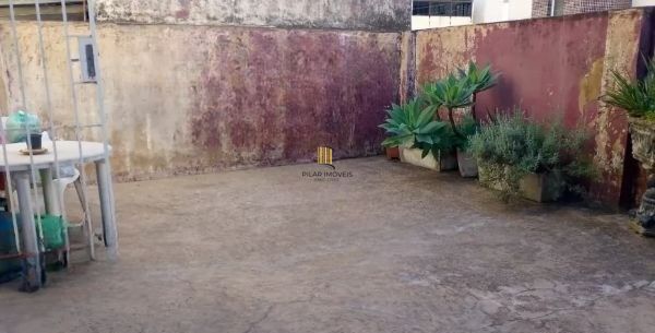 Apartamento térreo no bairro Petrópolis de 1 dormitório e pátio