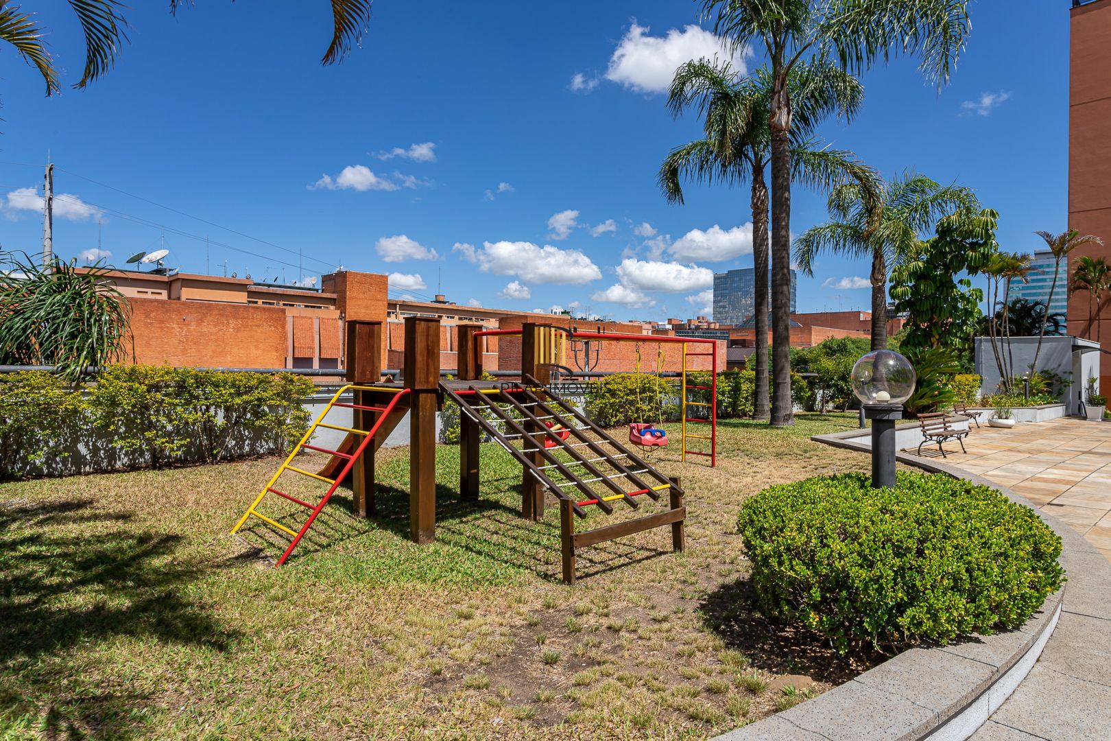 Apartamento de 2 dormitórios DESOCUPADO em frente do Iguatemi